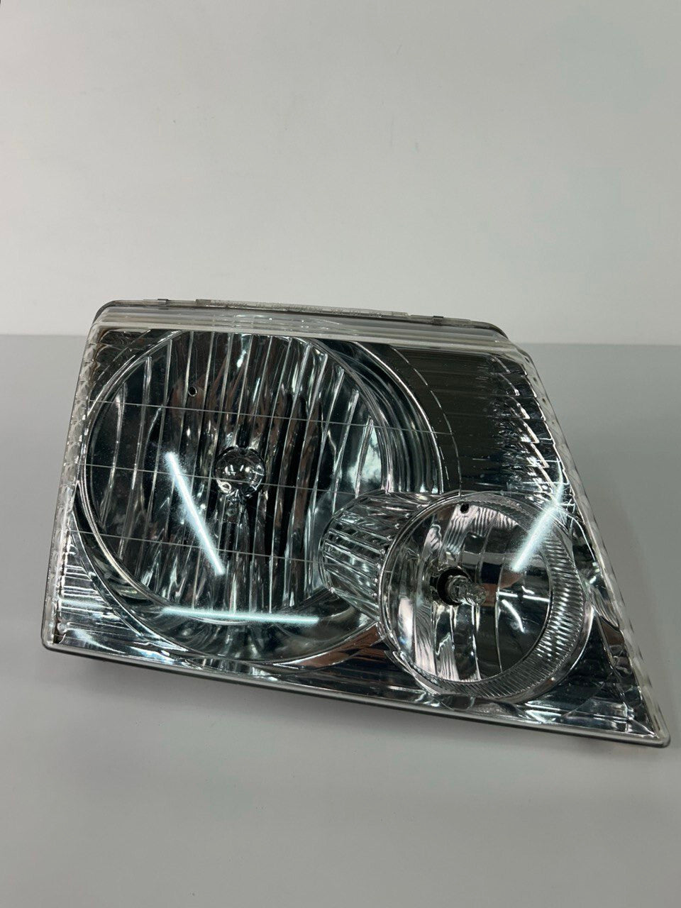 2002 - 2005 FORD EXPLORER FRONT RIGHT PASSENGER SIDE HEADLIGHT OEM 02 03 04 05